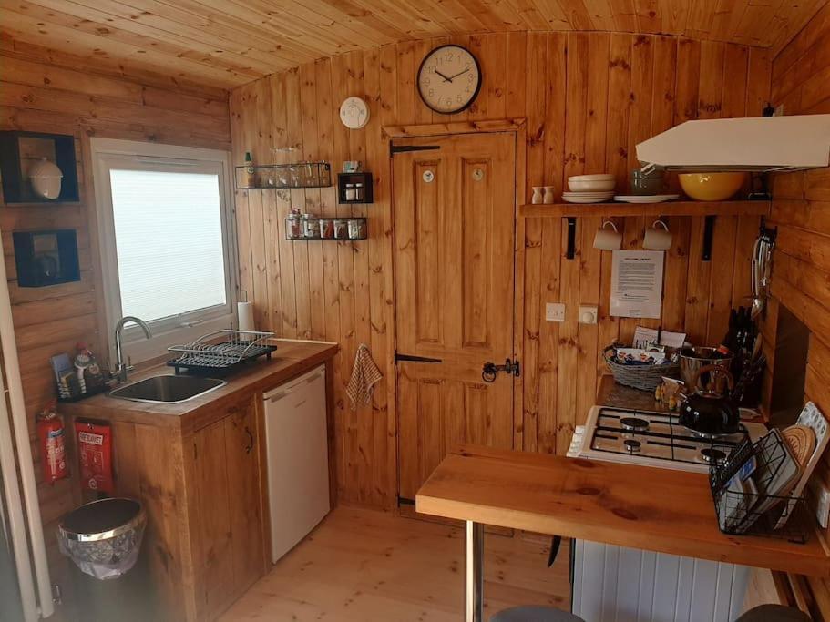 Anglesey New Modern Shepherds Hut With Spa Hot Tub Gwalchmai Ngoại thất bức ảnh
