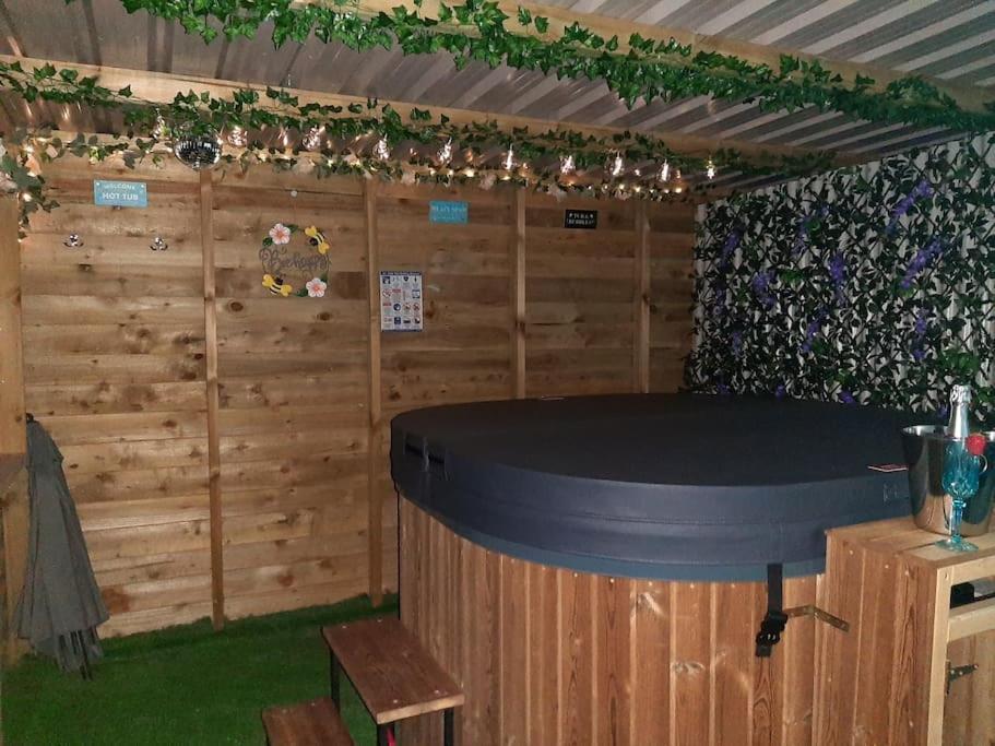 Anglesey New Modern Shepherds Hut With Spa Hot Tub Gwalchmai Ngoại thất bức ảnh